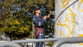Peñalolén lanza plan de recuperación de Av. Grecia con murales en accesos de estación del Metro