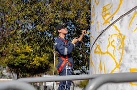 Peñalolén lanza plan de recuperación de Av. Grecia con murales en accesos de estación del Metro