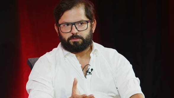 Foro progresista y festival de música: las plataformas de política y arte del nuevo periplo internacional de Boric
