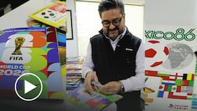 La secreta colección de álbumes del mundial que se esconde detrás de la redacción de La Tercera