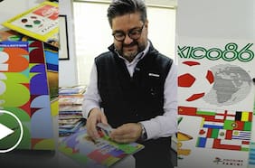La secreta colección de álbumes del mundial que se esconde detrás de la redacción de La Tercera