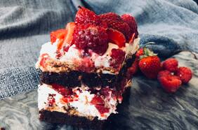 Aprende a cocinar una dulce torta helada con tus brownies Nutra Bien!