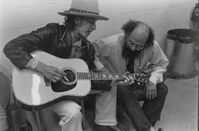 Espías del público Y payasos locos: las mil vidas de Allen Ginsberg junto a Bob Dylan
