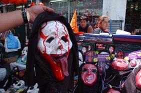 Más de 3 mil artículos decomisados y 17 sumarios: Seremi de Salud fiscaliza venta de disfraces y accesorios ad portas de Halloween