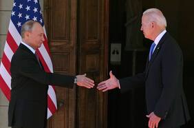 Con apretón de manos, Biden y Putin se encuentran cara a cara en una tensa e histórica cumbre en Ginebra