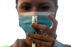 Miércoles de evaluaciones en el ISP: mañana revisará autorización para uso excepcional de vacuna Sinovac y en siete días más será turno de Astrazeneca