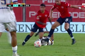 El Carnicero de Macul ataca ahora en Independiente: el espeluznante pisotón de Insaurralde a un rival