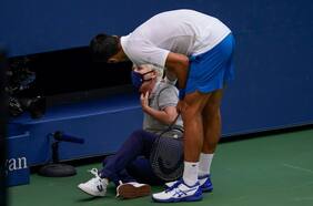 Duro revés para Djokovic: es descalificado del US Open por lanzarle un pelotazo a una juez de línea