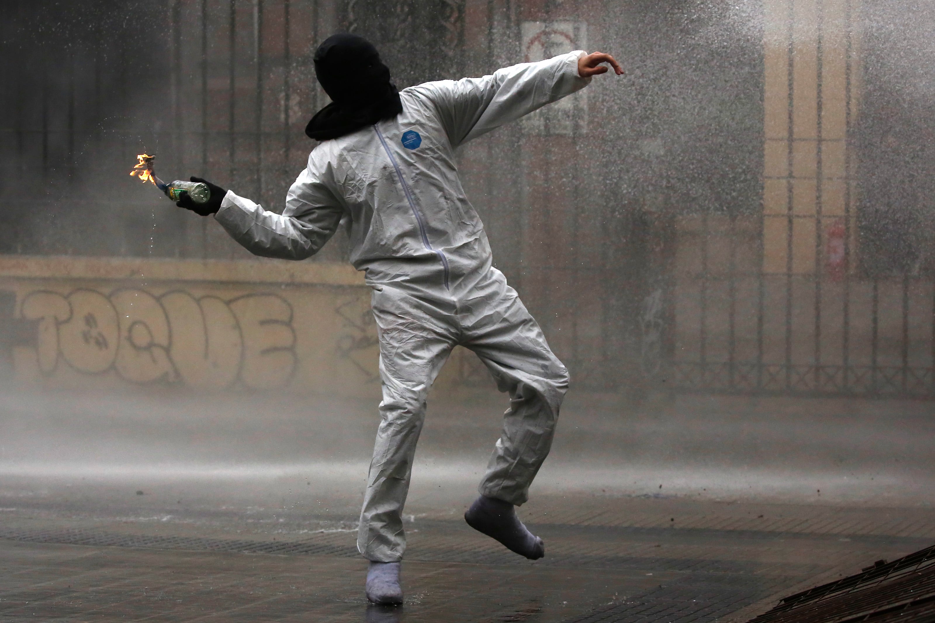 Tres adolescentes detenidos por ataques a Carabineros en Santiago