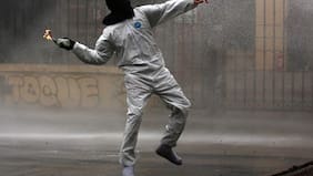 Detienen a tres estudiantes por lanzamiento de bombas molotov a carabineros en el INBA: dos quedaron en internación provisoria