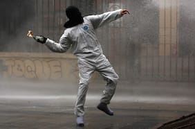 Detienen a tres estudiantes por lanzamiento de bombas molotov a carabineros en el INBA: dos quedaron en internación provisoria