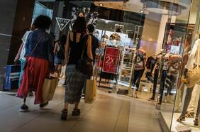 Confianza del consumidor retrocedió en octubre en medio del aumento de la inflación