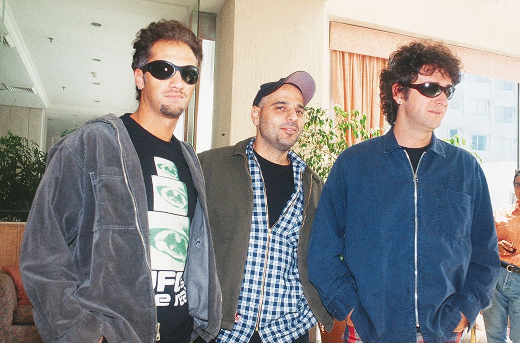 Soda Stereo en Chile. De izquierda a derecha: Charly Alberti, Zeta Bosio y Gustavo Cerati.
Archivo Histórico Cedoc Copesa - UDD.