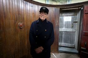 Salud mental en adultos mayores: las claves para vivir más y ser feliz, según un trabajador de 95 años