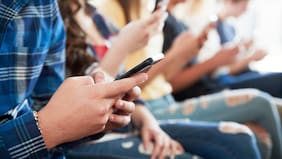 Senado inicia discusión de proyecto que busca prohibir las redes sociales a menores de edad