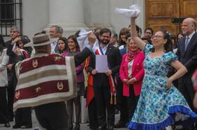 Con tradicional esquinazo y foto oficial: Presidente Boric participa en actividades de Fiestas Patrias en La Moneda
