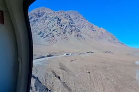 Carabineros despliega operativo en helicóptero para rescatar a personas aisladas en Ruta 1 de Antofagasta