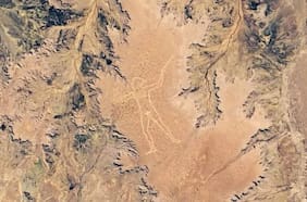 ¿De qué se trata la misteriosa figura humana de más de 3 km que hay en el desierto australiano?