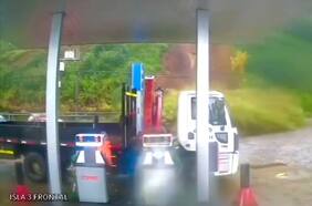 Auto se salvó por centímetros de ser aplastado por un deslizamiento de tierra en Corral