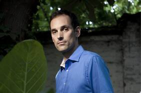 El cineasta que entierra y desentierra películas