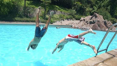 Cómo evitar la otitis en verano: las claves para proteger tus oídos en piscinas y playas