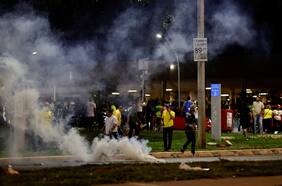 Simpatizantes de Bolsonaro chocan con policía luego que autoridad electoral certificó triunfo de Lula