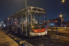 Desconocidos queman bus RED en Pedro Aguirre Cerda: intimidaron al chofer con armas y dejaron panfletos