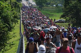 Crece caravana de migrantes en su avance por el sur de México