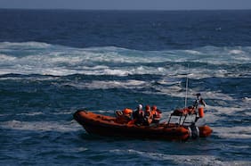 Marejadas: Armada descarta suspender búsqueda de joven desaparecido en playa de Valparaíso