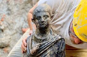 Extraen desde el barro 24 estatuas de bronce de la época romana
