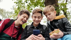 Leyes que prohíben uso de RR.SS. en menores de edad: ¿están funcionando en el mundo?