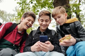 Leyes que prohíben uso de RR.SS. en menores de edad: ¿están funcionando en el mundo?
