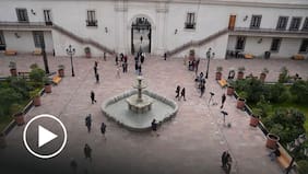 La Moneda recibe cerca de 700 personas en inédita apertura de paso peatonal por el bicentenario de la Presidencia