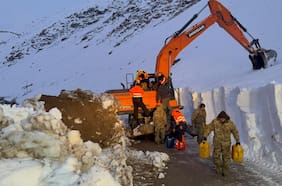 La odisea de llegar a Junta de Valeriano entre el barro y la nieve