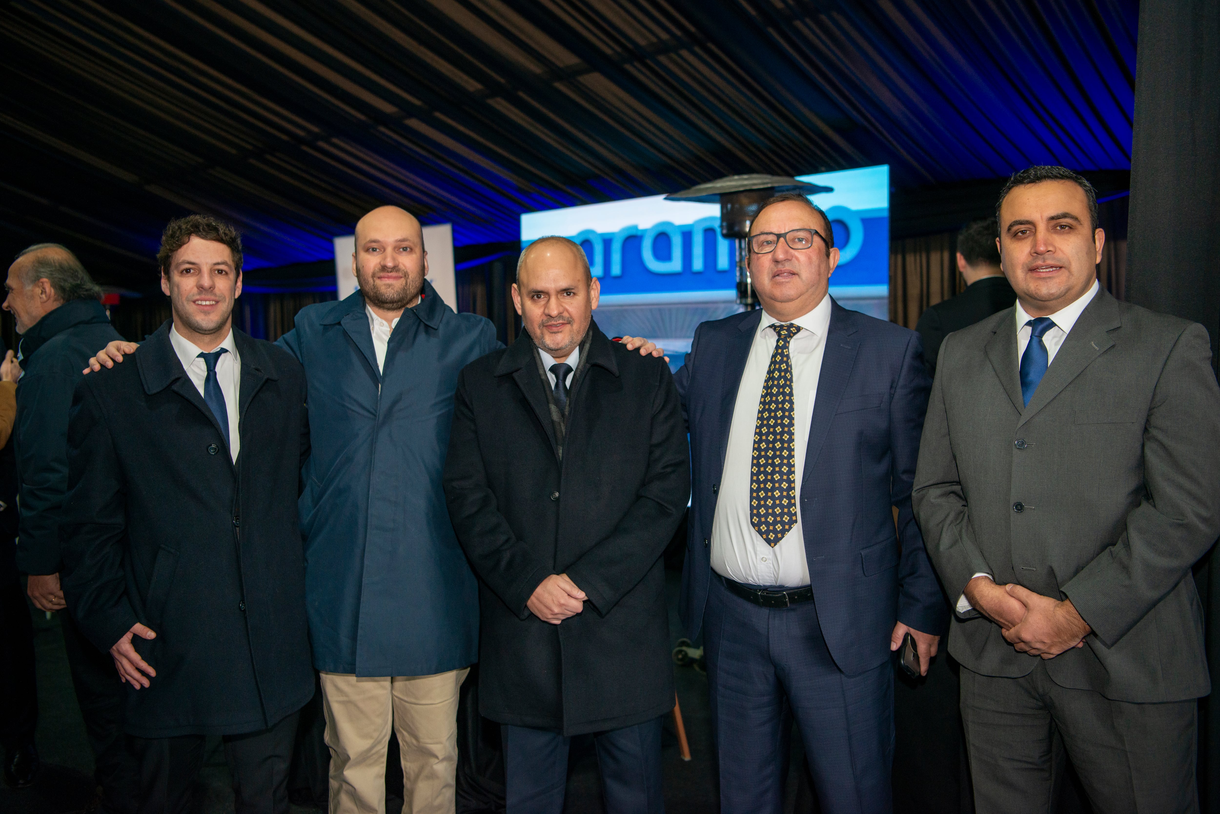 Sebastián Grünewald, jefe de Zona Industria de Esmax; Gustavo Vennekool, subgerente general de Grupo Salmovac; Carlos Pastene, gerente de Distrito Sur de Esmax; Claudio Vennekool, gerente general de Grupo Salmovac y Sebastián Jara, jefe de Industria Punta Arenas de Esmax.