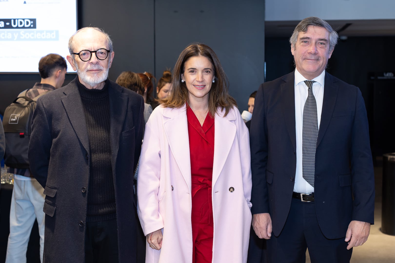 Héctor Soto, columnista de La Tercera; Josefina Ríos, conductora de Radio Duna, y Cristián Merino, coordinador de Opinión de La Tercera.