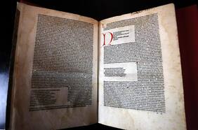 Tiene 540 años y fue donado por Pablo Neruda: el libro más antiguo del Archivo Central Andrés Bello (y cómo conocerlo)