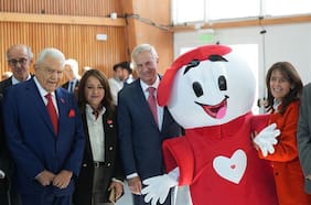 Con mención a Boric y acompañado de Don Francisco, Kast presenta proyecto para establecer el Día de la Teletón