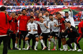 Con Vozinha en el tumulto: los cánticos del plantel de Colo Colo contra la U para festejar el Superclásico