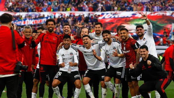 Con Vozinha en el tumulto: los cánticos del plantel de Colo Colo contra la U para festejar el Superclásico