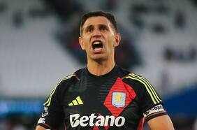 ¿El mejor arquero del mundo? Dibu Martínez vuelve a jugar por el Aston Villa tras no recibir ofertas por su pase