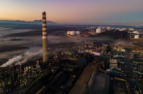 Superintendencia de Medio Ambiente investiga vertimiento de líquido en playa Ventanas de Puchuncaví