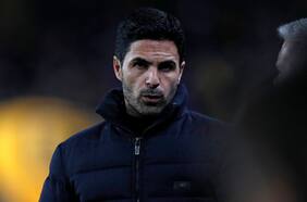 El tenso intercambio entre Mikel Arteta y el árbitro Michael Oliver tras heroico triunfo del Arsenal en Premier League