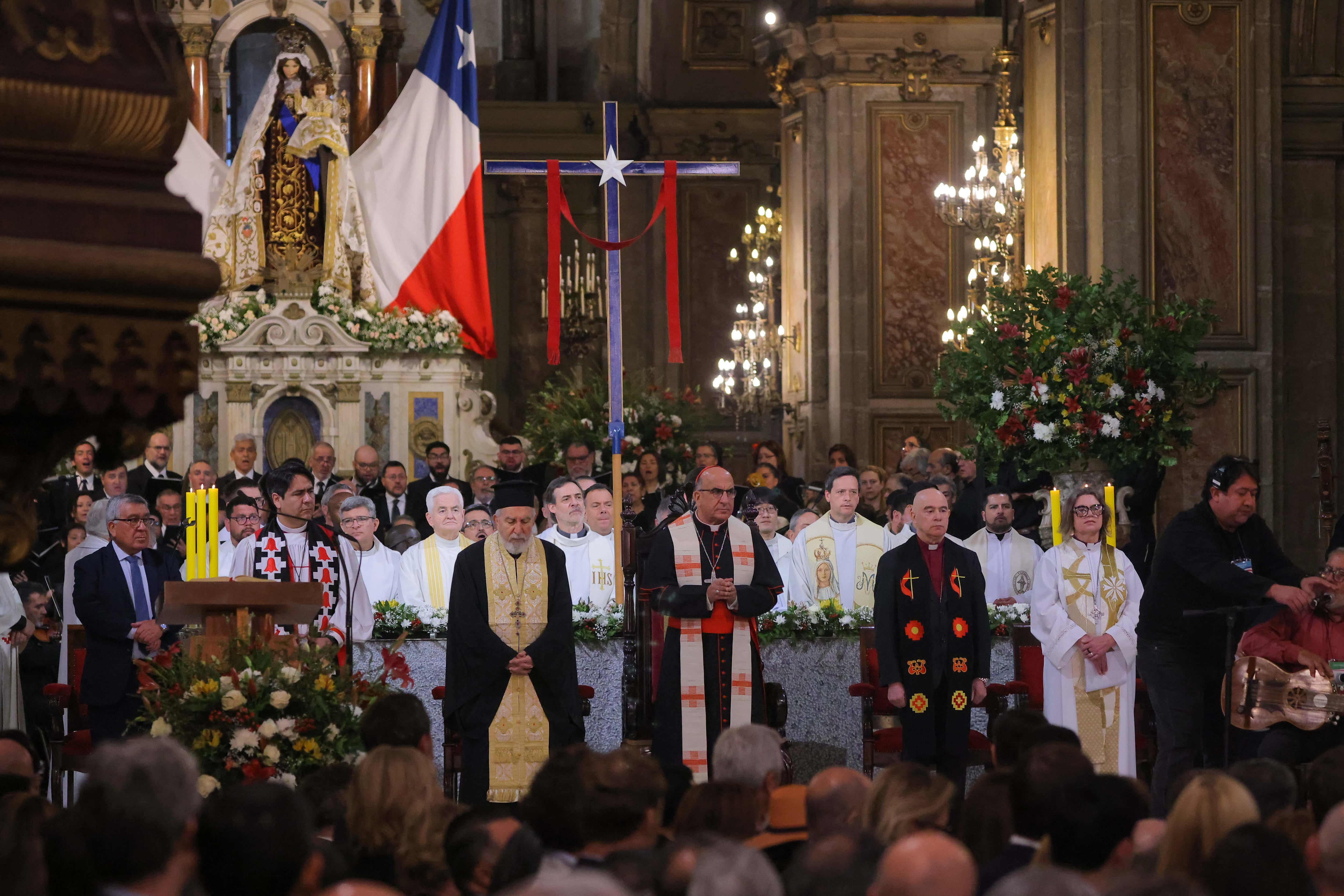 El cardenal Fernando Chomali presidió el tedeum.
Foto: Luis Quinteros/Aton Chile