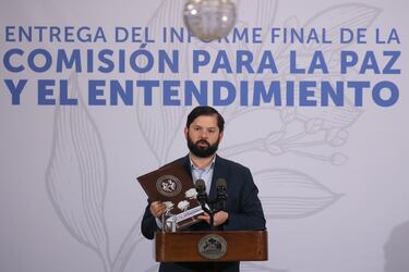 El Presidente Gabriel Boric recibe el informe final de la Comisión para la Paz y el Entendimiento, en el salón Montt Varas del Palacio de La Moneda.