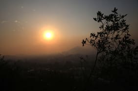 Extensa nube de humo cubre sector poniente de la RM por incendio forestal en Melipilla y Padre Hurtado