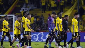 La furia de Darío Benedetto con sus compañeros de Barcelona en plena derrota ante la UC en la Libertadores