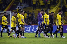 La furia de Darío Benedetto con sus compañeros de Barcelona en plena derrota ante la UC en la Libertadores