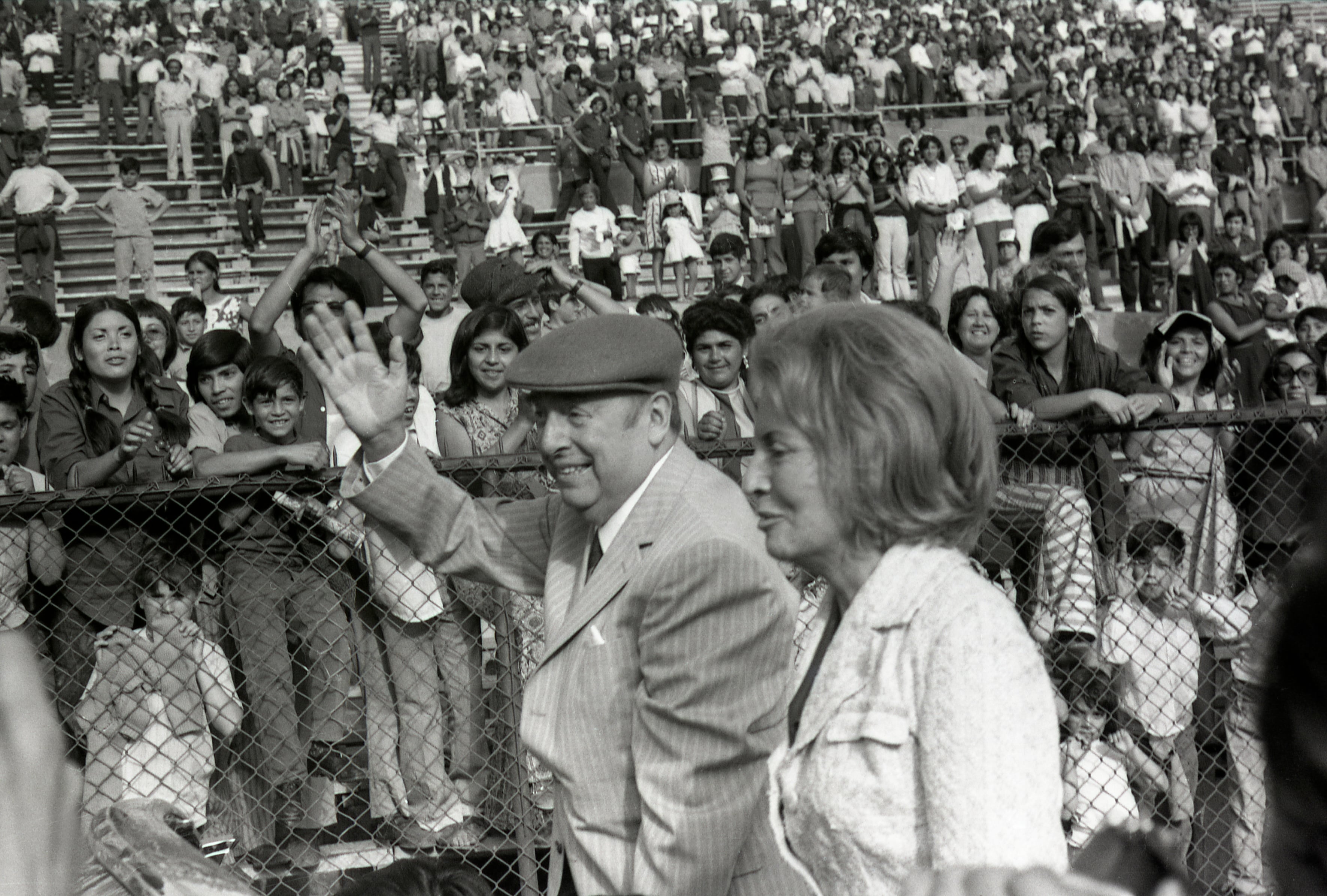 HOMENAJE, PABLO NERUDA, POETA CHILENO, ESTADIO NACIONAL. 05.12.1972. / FONDO HISTORICO - CDI COPESA