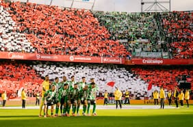 “Temporalmente suspendido”: serios incidentes interrumpen derbi entre Sevilla de Alexis Sánchez y Betis de Pellegrini